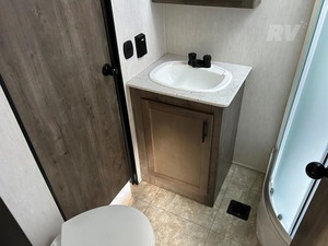 GOOD NEATLY USED RV F-O-R-E-S-T R--I-V-E-R- VEN-G-E-A-N-CE ROGUE 26VKS 2022 MODEL 36FT 2000KG PAYLOAD for SALE - Product Image 2