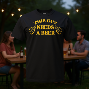 Maglietta Promozionale con Humor per Adulti 'Quest'Uomo Ha Bisogno di una Birra' - Citazione Divertente sul Consumo di Alcol - Product Image 3