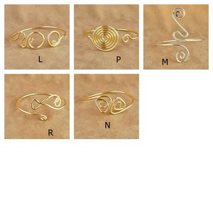 Elegantes pulseras con diseño en espiral chapadas en oro y plata, perfectas para la reventa en comercios minoristas. - Product Image 5