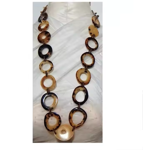 Collier en corne de buffle de vente chaude Forme de papillon classique faite à la main de qualité pour les fêtes par Crescent Crafts - Product Image 3