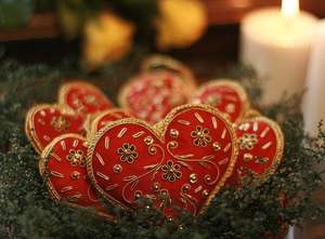 Adornos de corazón de terciopelo rojo hechos a mano con logotipo personalizado bordado decoración colgante de Navidad cuentas regalos de árbol exclusivos en 2025 - Product Image 3