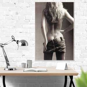 Jean taille moyenne pour fille, design en denim élégant pour affichage publicitaire - Product Image 3