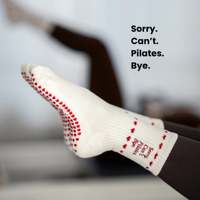 Chaussettes de yoga et de Pilates personnalisées de haute qualité, broderie personnalisée de lettres de cœur, antidérapantes, chaussettes de Pilates pour reformer