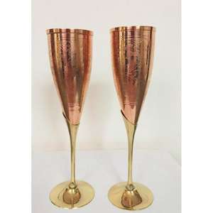 Copa de vino de cobre hecha a mano de alta calidad con superficie pulida y diseño elegante adecuada para servir bebidas y vino de la India - Product Image 1
