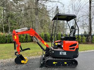 ENVÍO GRATUITO Miniexcavadora AGT NT18K de 21.5 HP con Cuchilla Delantera de 43 Pulgadas, Cucharón de Excavación de 16 Pulgadas, Brazo Oscilante Hidráulico, Aprobado por la EPA y la CE - Product Image 2