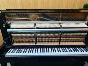 Piano droit KAWAI Kawai BL12, finition noire brillante, son riche, performance musicale professionnelle, piano d'exportation, excellente qualité sonore - Product Image 6