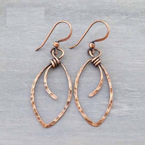 Pendientes de Bisutería Chapados en Oro 2025, Pendientes Geométricos de Latón Vintage con Cuentas Coloridas Texturizadas en Oro Amarillo - Product Image 1