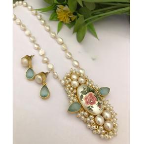 Ensemble de collier et de boucles d'oreilles en perles véritables de qualité supérieure, style antique, fusion, pour les fêtes et les occasions spéciales, collection pour femmes - Product Image 1