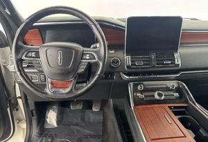 Lincoln Navigator Reserve SUV Usada de 2021 con Volante a la Izquierda, Asientos de Cuero, Llantas R17 y Techo Panorámico - Product Image 6
