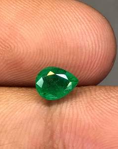 Esmeralda natural facetada con corte de pera. Esmeralda suelta. Esmeralda verde intenso con corte de pera. 6.40X5MM. - Product Image 1