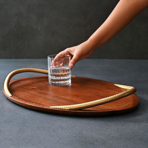 Plateau de service en bois de mangue vintage Hot Seller Plateau en métal fini naturel Poignées au design unique Fini doré - Product Image 1