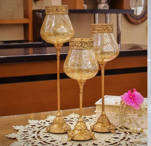 Candélabre en or orné avec une base en verre floral peint. Art classique. Disponible aux prix de gros. - Product Image 3