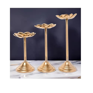 Juego de 3 portavelas de decoración para sala de estar de alta calidad de Color dorado Precio bajo Forma de flor Diseño elegante Portavelas - Product Image 1