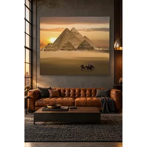 Impresión en lienzo de las Pirámides de Giza al atardecer con caballeros a caballo - Product Image 1