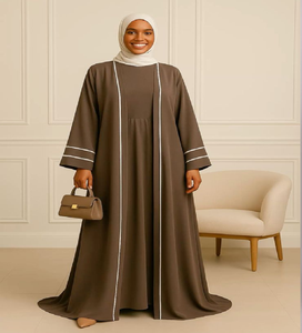 Elegante abaya gris y negra con paneles y detalles de botones. Estilo elegante disponible a precios de mayoreo. - Product Image 2