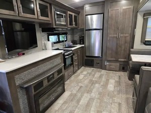 PROVEEDOR DE RAM 3500 USADA DEL AÑO 2018, CON REMOLQUE ULTRA LIGERO Rock Wood de 5ª Generación - Product Image 6