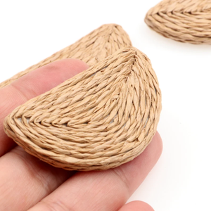 Créoles en rotin naturel tissé à la main, pendentif en rotin en forme de demi-cercle, breloques en bois de bambou - Product Image 2