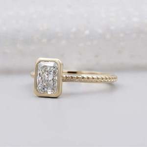 Bague de fiançailles gravée à la main avec diamant taille radiant serti clos et halo caché, certifiée IGI - Product Image 3