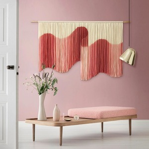 Grande suspension murale en macramé rose et blanche pour une belle décoration intérieure et une décoration de pièce, fabriquée à la main en Inde - Product Image 1