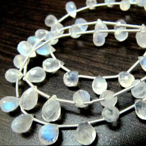 Piedra lunar arcoíris blanca genuina Forma de gota facetada Cuentas de piedra lunar llamativas azules Tamaño 6x8mm a 8x10mm Strand 8 pulgadas de largo - Product Image 1