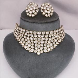 Diseñador victoriano acabado de alta calidad Moissanite Kundan chapado en oro gargantilla conjunto con pendientes ropa de boda india tradicional - Product Image 1