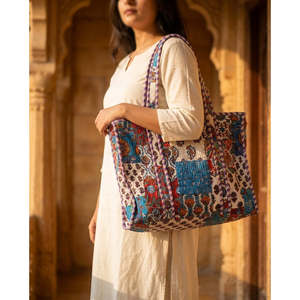 Bolso de mano de algodón acolchado Kantha hecho a mano para mujer, diseño de patchwork grande en colores azul cerúleo, óxido y amatista - Product Image 4