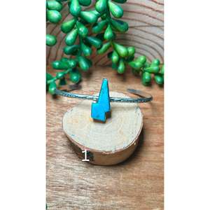 Bracelet manchette tendance Donovan Skeets Kingman en turquoise et argent sterling - Product Image 1