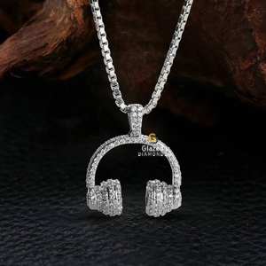 Colgante de hip hop para auriculares de moda tachonado en plata de ley 925 con diamantes redondos de moissanita de corte brillante - Product Image 5