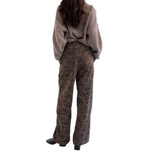 กางเกงยีนส์ลายเสือดาวทรงตรงสำหรับผู้หญิง คุณภาพสูงจากโรงงานผู้ผลิต (OEM) เซ็กซี่ ระบายอากาศได้ดี เอวยางยืดสูง สไตล์ลำลอง ฮิปฮอป ซักล้างได้ เหมาะสำหรับฤดูร้อน - Product Image 3