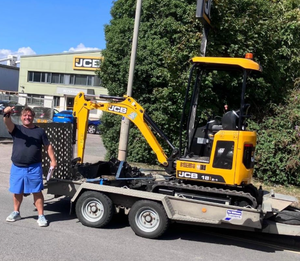 Mini-excavatrice compacte sur chenilles jaune JCB EX363 avec hydraulique auxiliaire, moteur Yanmar, forte puissance de creusement pour la construction agricole - Product Image 2