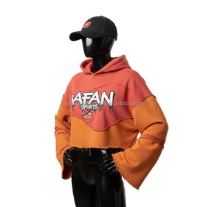 Sweat à capuche court en molleton de coton premium pour femmes, 320 GSM, design à deux tons avec logo personnalisé brodé, style streetwear doux et confortable - Product Image 3