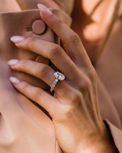 แหวนหมั้นเพชรโมอิสทรงรีตัดขนาด10x8มม. พร้อมวงฮาโลและสายรัดในการตั้งค่าแบบคลาสสิก | เครื่องประดับเจ้าสาวคุณภาพดีสำหรับงานแต่งงาน - Product Image 6