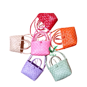 Bolsa tejida de plástico artesanal de Vietnam, bolso reciclado para recados diarios, estilismo fotográfico y venta al por menor de marca ética - Product Image 4