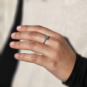 Bague en argent turquoise synthétique Bague en argent 925 Rawa Design pour unisexe pour fête de fiançailles de mariage ou cadeau - Product Image 1