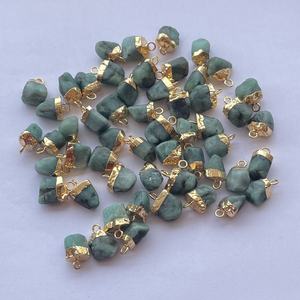 Colgante Conector de Piedra Esmeralda Verde Natural en Bruto, Plata de Ley 925 con Baño de Oro, Diseño Moderno para Mujer, Ideal para Fiestas - Product Image 1