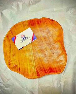 Bandeja de Servicio Artesanal de Resina Epoxi de Color Negruzco con Acabado Lujoso - ARTWORK MAESTRO - Product Image 3