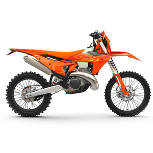 KTM 450 EXC F Six Days Edition, moto tout-terrain premium à quatre temps, adaptée aux marchés d'importation et d'exportation mondiaux - Product Image 3