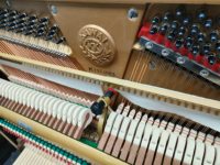 Piano vertical Kawai US50 en stock, envío rápido. Piano vertical resistente para uso a largo plazo, para escenario y estudio, de segunda mano.