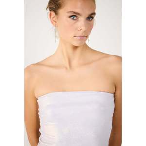 Top Corto Sin Tirantes de Tela Brillante - Product Image 2