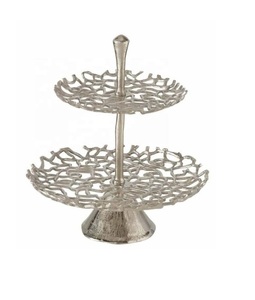 Soporte de pastel chapado en oro de 3 niveles de acero inoxidable para bodas y fiestas Diseño elegante duradero para pasteles Cupcakes y postres - Product Image 2