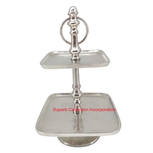 Support à gâteau en aluminium fabriqué à la main avec texture martelée et poignée unique en forme de coeur, parfait pour les centres de table, vente en gros - Product Image 2