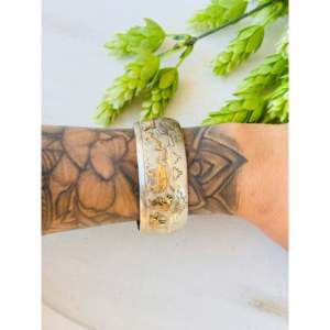 Bracelet manchette vintage Navajo en argent sterling plaqué or 12 carats, motif raconteur d'histoires, accessoire de mode - Product Image 2