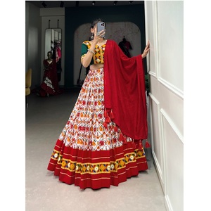 La mejor calidad Navratri Choli con Dola Blusa Lehenga de algodón de seda con Chanderi Dupatta en relieve Boda Maruti Moda Exportación - Product Image 1