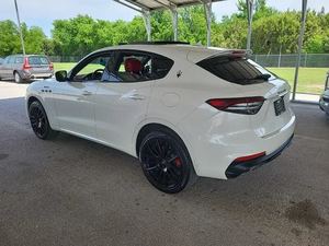 ก๊าซเทอร์โบคู่แฝด8สปีดที่430bhp 2022ที่เป็นธรรมใช้อย่างประณีตมาเซร่า Ti Levante Modena S AWD