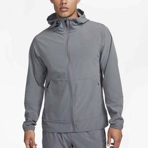 แจ็คเก็ตวินด์เบรกเกอร์แบบมีฮู้ดสำหรับผู้ชาย ผลิตจากโรงงาน OEM ขายดี ผ้าโพลีเอสเตอร์ ซิปหน้า ปักโลโก้ ลายปะติด ด้านหน้าแบบกำหนดเอง ระบายอากาศได้ดี - Product Image 1