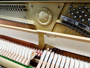 Piano Vertical Yamaha U10A de 88 Teclas con Peso, Acabado Negro Clásico, Montaje en Suelo, Tablero de Sonido de Madera Sólida - Product Image 5