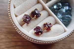 Ensemble de Boucles d'Oreilles en Plaqué Or Grenat Brut de 8 à 10mm, Pierre de Naissance Faite à la Main, Bijoux Minimalistes Délicats pour Femmes - Product Image 3