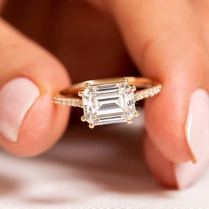 Bague en or massif 14 carats avec diamant de laboratoire taille émeraude East West pour femme, idéale pour fiançailles, mariage, anniversaire, bijou romantique et raffiné - Product Image 3