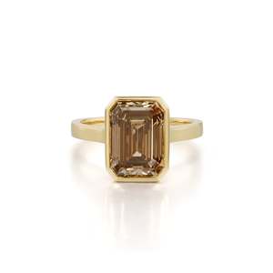 Bague solitaire de prestige en or jaune 14 carats avec diamant de laboratoire marron fantaisie VVS2 taille émeraude de 4,13 carats, choix unique - Product Image 1