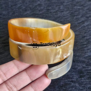 กำไลข้อมือฝังลายกระดูก ดีไซน์ทันสมัย พรีเมียม ของขวัญสำหรับทุกเพศ โดย Tradebyd - Product Image 1